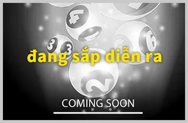 Vận động viên quần vợt đang giao bóng trên sân đất nện